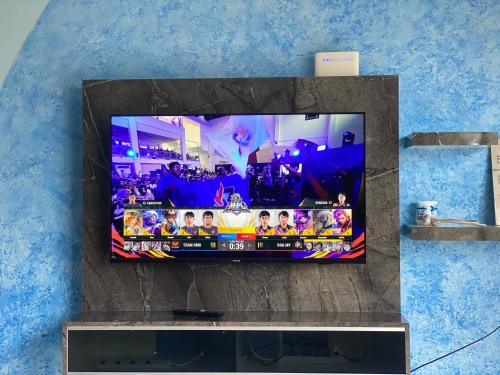 einen Flachbild-TV auf einer Wand in der Unterkunft Marina View Villas Pinnacle Guest House in Port Dickson