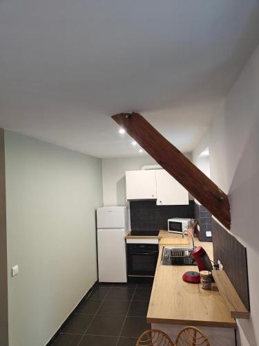 une cuisine avec un comptoir en bois dans une pièce dans l'établissement Villa Delalo, à Barcelonnette