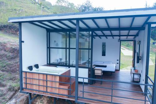 einen Pavillon mit einer Badewanne auf einer Terrasse in der Unterkunft Laze Lake Guatape in El Peñol