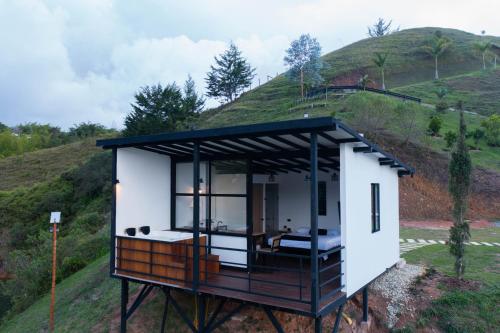 El Peñol的住宿－Laze Lake Guatape，山丘上一座小房子的 ⁇ 染