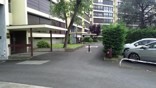 克萊蒙費朗的住宿－Le Puy de Dôme，停车场,旁边设有停车场