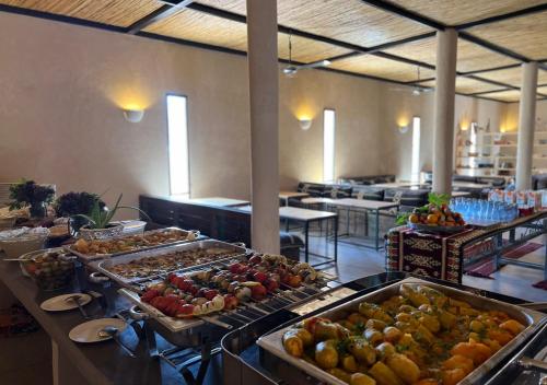 ein Buffet mit vielen verschiedenen Speisen in der Unterkunft Rum Planet Camp in Wadi Rum