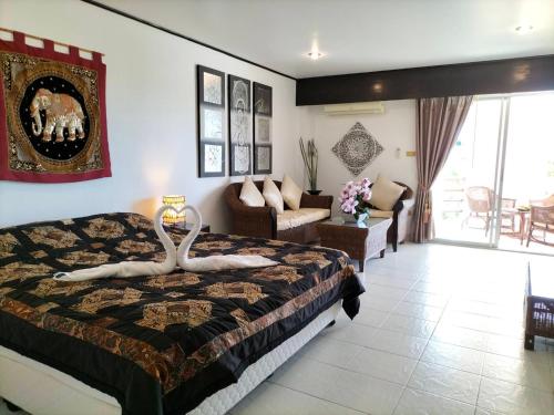 1 dormitorio con 1 cama y sala de estar en Sea Sand Sun Resort, en Ban Phe