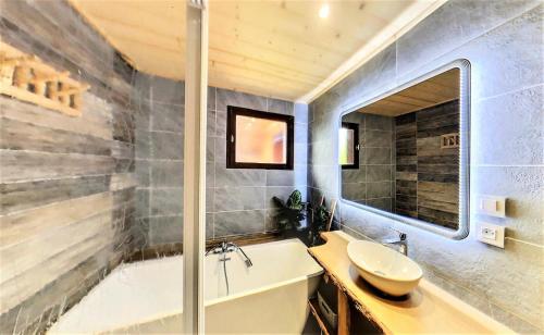 Ein Badezimmer in der Unterkunft Chalet Genepy - CHALET 12 PERSONNES 150 M² MAE-9294