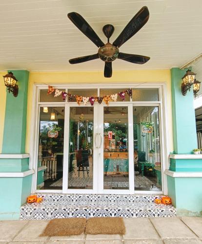 a ceiling fan on the front door of a house at คิวทอง บังกะโล (Q-Thong bungalow) in Ko Larn