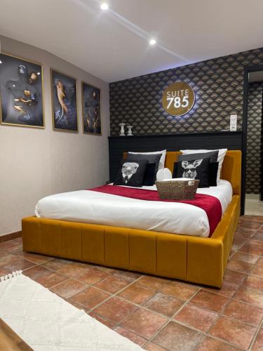 ein Schlafzimmer mit einem großen Bett in einem Zimmer in der Unterkunft SUITE 785 jacuzzi in Montauban