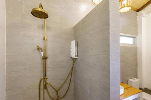 y baño con ducha con cabezal de ducha. en Santai 2Bedrooms Villas Koh Phangan en Chaloklum