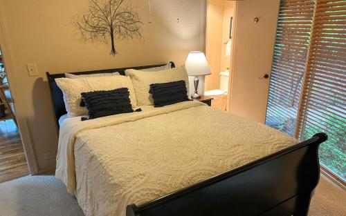 מיטה או מיטות בחדר ב-Chalet 141 - Peaceful wooded views cozy interiors plus wifi