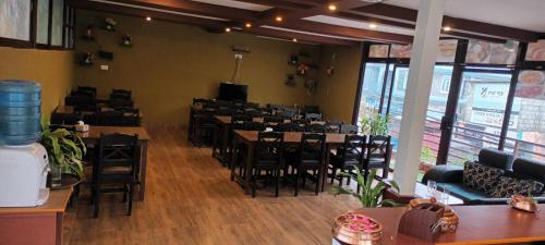 un ristorante con tavoli e sedie in una stanza di Hotel Dolly a Pokhara