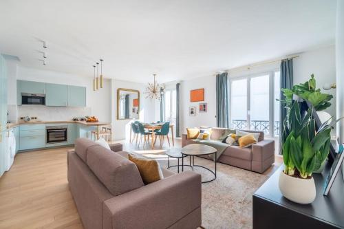 un salon avec deux canapés et une cuisine dans l'établissement Rare, center, luxury apartment with roof view, à Paris
