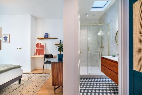 d'une salle de bains avec douche, d'un lit et d'un bureau. dans l'établissement Rare, center, luxury apartment with roof view, à Paris