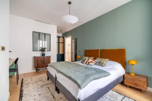 Rare, center, luxury apartment with roof view