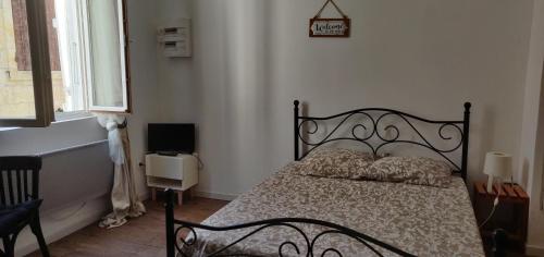 a bedroom with a bed with a black frame at Appartement studio in Condom
