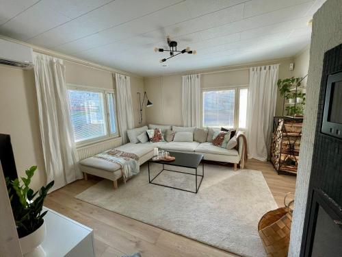 ein Wohnzimmer mit einem Sofa und einem Tisch in der Unterkunft Villa Juuris in Rovaniemi