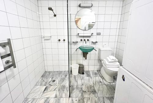 La salle de bains est pourvue d'une douche, de toilettes et d'un lavabo. dans l'établissement Townhouses by Readyset at Beach, à Melbourne