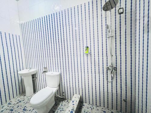 ein Bad mit einem WC und einer Dusche in der Unterkunft OLIVER COTTAGE GUESTHOUSE in Yamoransa