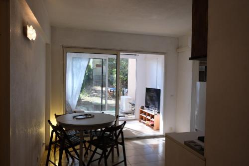 - une cuisine avec une table et des chaises dans la chambre dans l'établissement Appartements 2 chambres, grand jardin et parking, à Aix-en-Provence