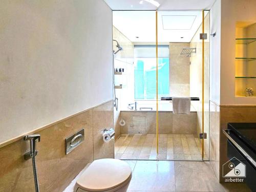 uma casa de banho com um WC e um chuveiro com uma janela em Luxury Address Res DubaiMarina Studio1 Frank&Frank no Dubai
