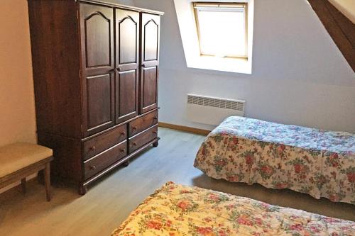 La CroixにあるAppartement du Commun au Château de Chanteloupのベッド2台とドレッサーのある寝室