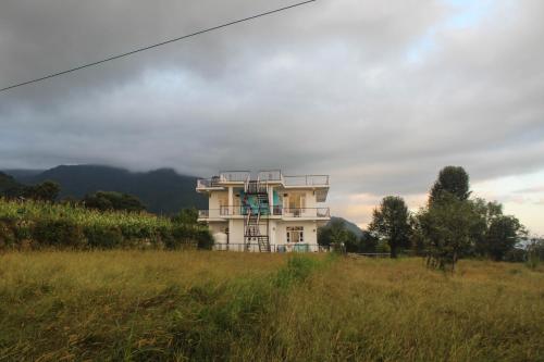 a house in the middle of a field at The Bunksters Bir in Bīr