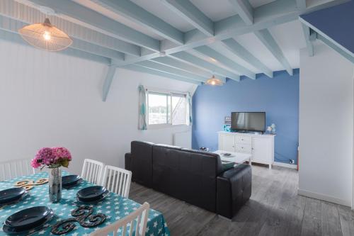 - un salon avec une table et un canapé dans l'établissement Gîte de la Marina dans la presqu'île de Lézardrieux, à Lézardrieux