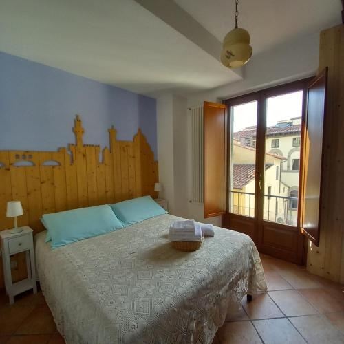 ein Schlafzimmer mit einem großen Bett und einem großen Fenster in der Unterkunft Appartamento centro storico Firenze, Luna House in Florenz