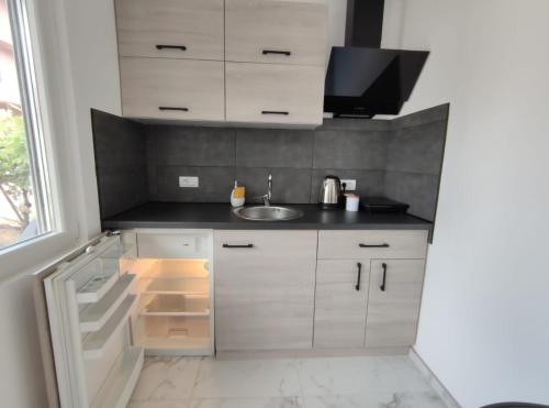 Nikolic Apartment 2にあるキッチンまたは簡易キッチン