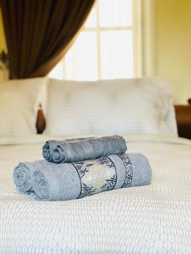 - 2 serviettes assises au-dessus d'un lit dans l'établissement Juni Residence, à Pineleng