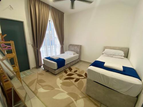 - une chambre avec 2 lits et une fenêtre dans l'établissement Little Boo Homestay @ Kota Warisan, à Sepang