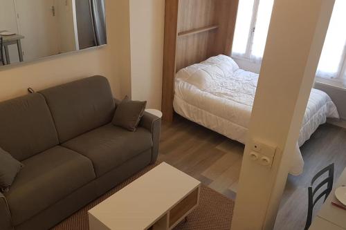 Postel nebo postele na pokoji v ubytování Charmant Studio en centre-ville de Luchon