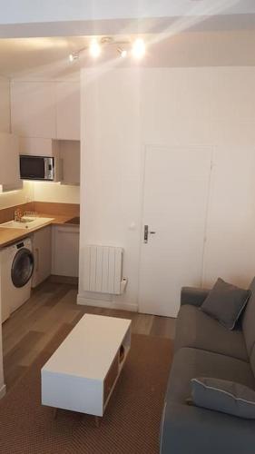 un salon avec un canapé et une table basse dans l'établissement Charmant Studio en centre-ville de Luchon, à Luchon