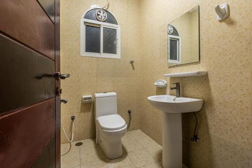 un piccolo bagno con servizi igienici e lavandino di TWO BEDROOM FULLY FURNISHED APARTMENTS a Salalah