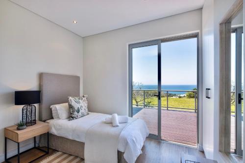 um quarto com uma cama e vista para o oceano em Bright Simbithi apartment with beautiful sea views em Ballito