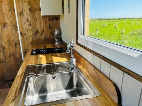ホーンキャッスルにあるBain View Glampingの窓付きのキッチン(シンク付)