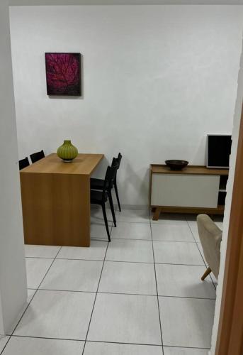 Cette chambre dispose d'une table, de chaises et de carrelage. dans l'établissement APARTAMENTO PROXIMO À UFPE, à Récife