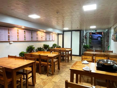 une salle à manger avec des tables et des chaises en bois dans l'établissement Quoc Tuan Hotel Sapa, à Sa Pa