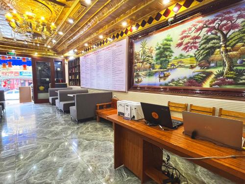 un vestíbulo con una gran pintura en la pared en Quoc Tuan Hotel Sapa en Sa Pa
