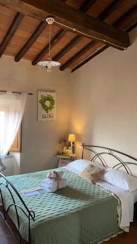 a bedroom with a bed in a room with a ceiling at Locanda Il Sigillo B&B e Ristorante in Rosignano Marittimo