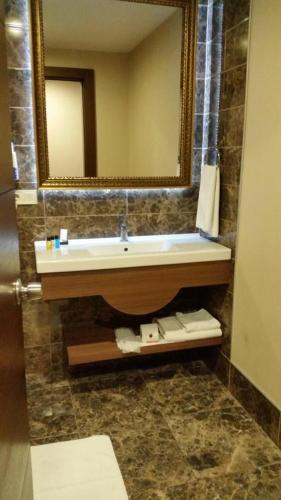 a bathroom with a sink and a mirror at Hotel Labella Bergama in Bergama