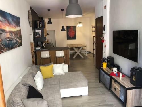 uma sala de estar com um sofá e uma televisão em Inner City History House em Cagliari