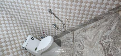 La salle de bains est pourvue d'une douche et de toilettes. dans l'établissement Holiday Inn, à Kakarvitta