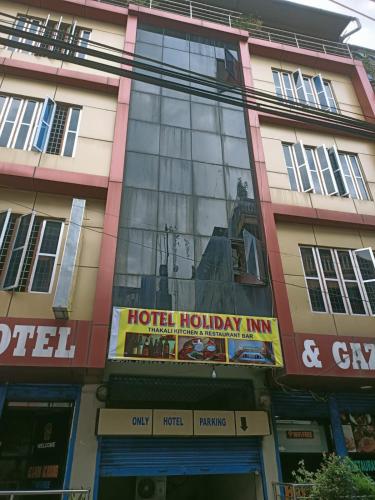 um hotel hollywood inn é refletido nas janelas de um edifício em Holiday Inn em Kakarvitta