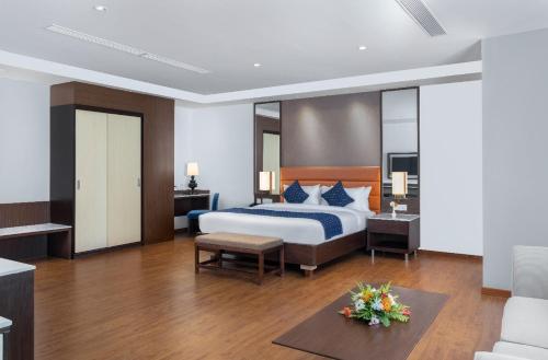 um quarto com uma cama e uma sala de estar em Holiday Inn em Kakarvitta
