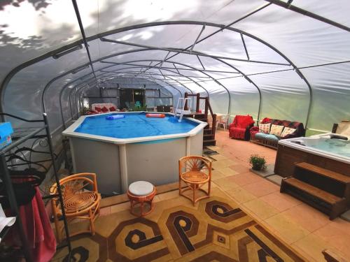 - un bain à remous dans une tente avec des chaises et un canapé dans l'établissement Country side Haven Two double ensuite bedrooms Couples exclusive rate offered, à Saint-Michel-de-Montjoie