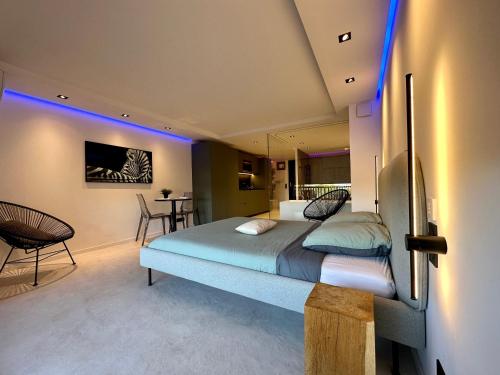 - une chambre avec un lit, une table et des chaises dans l'établissement Appartement neuf climatisé - vue mer Saint-Tropez - 50m plage et port - piscine, à Gassin