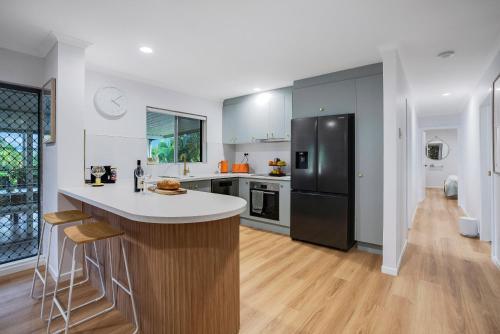 Deco View Family Oasis in Cairnsにあるキッチンまたは簡易キッチン