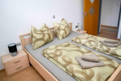 two twin beds in a room with a mirror at Ferienwohnung Schaffer in Obdach