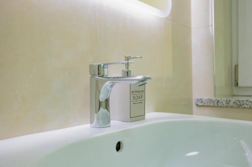 un lavandino in bagno con rubinetto sopra di La casa di Alessia nel centro di Como - Alessiatravelling a Como