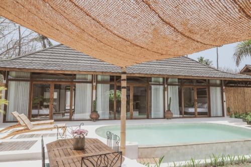 um pavilhão com piscina numa casa em Kalyana Villa Gili Air em Gili Air