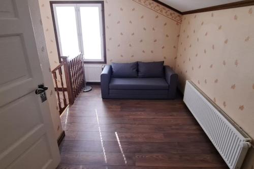 a hallway with a blue couch in a room at Paritalohuoneisto keskustassa in Valkeakoski